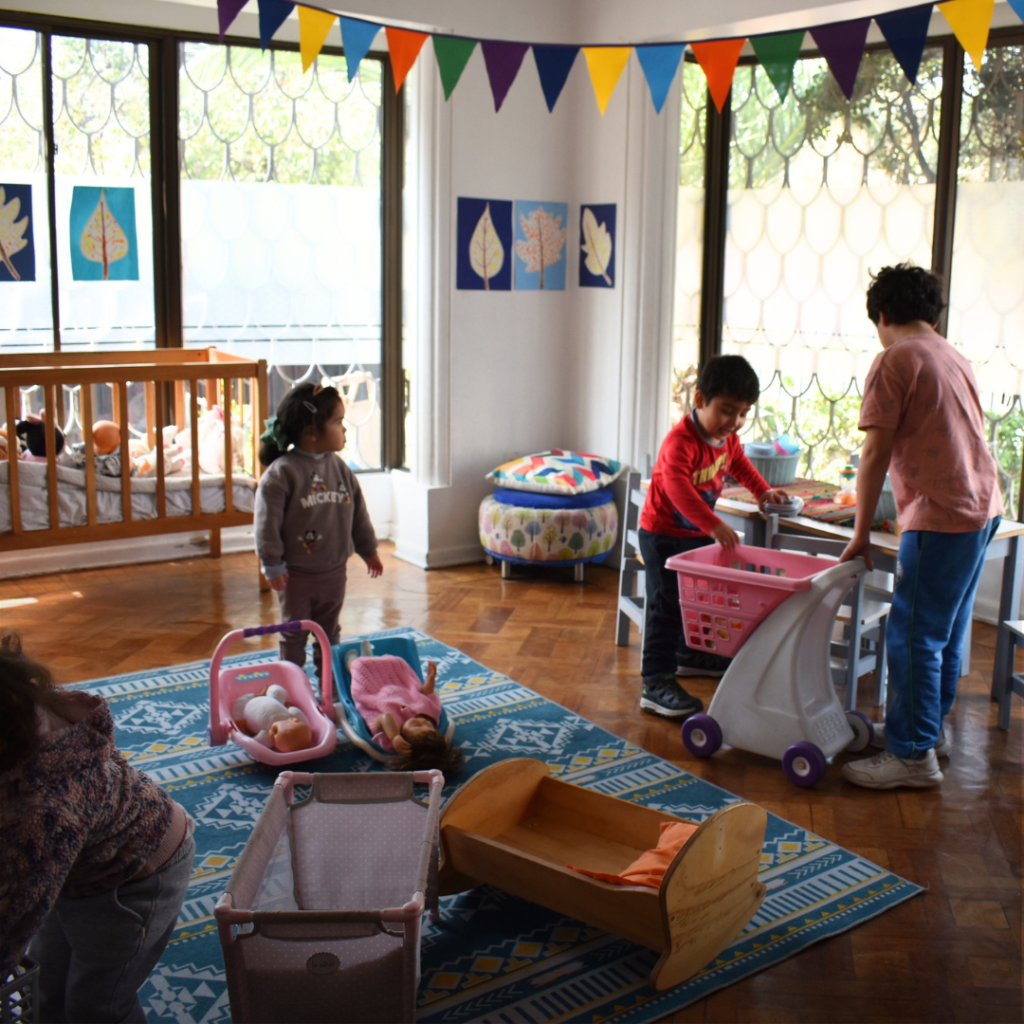 Niños jugando en Área del Hogar en Casa Nidal