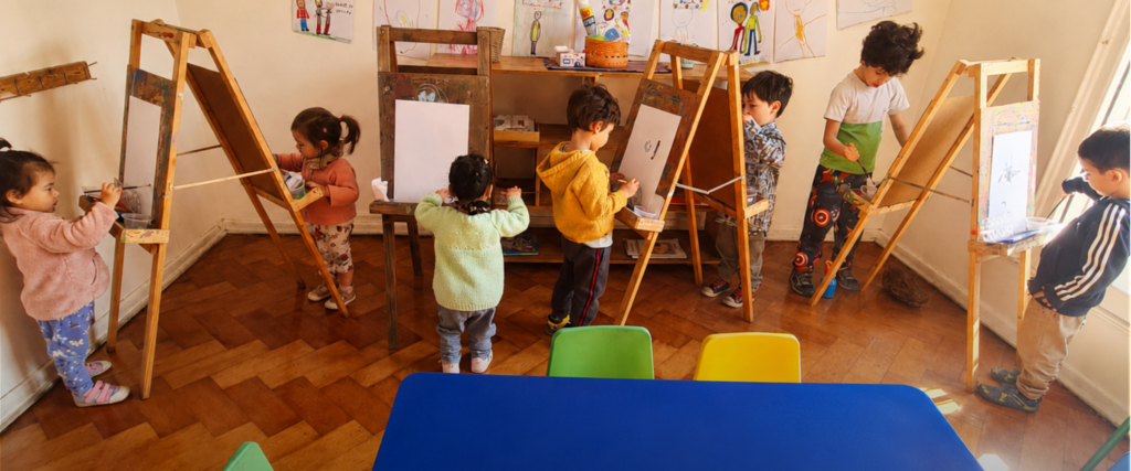 Niños en el taller creativo de acuarela en Casa Nidal