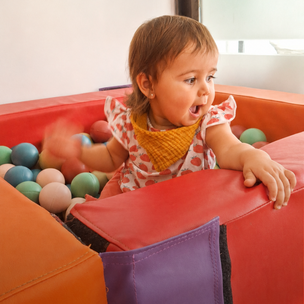 Niña jugando en Semillas de Nido de Casa Nidal 